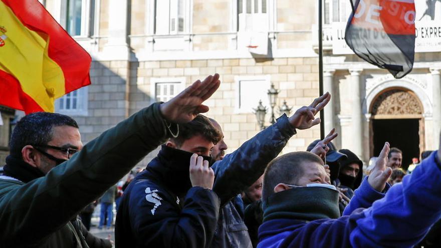 Manifestantes de Vox hacen el saludo nazi en Barcelona.