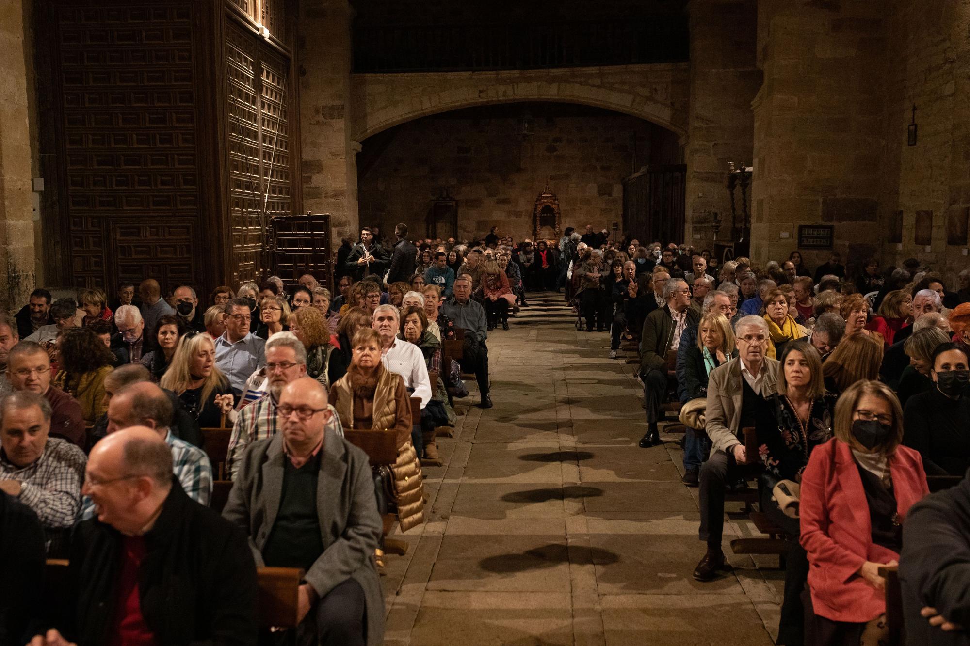 GALERÍA | Así brilla la iglesia de La Hiniesta brilla: concierto e iluminación, en imágenes