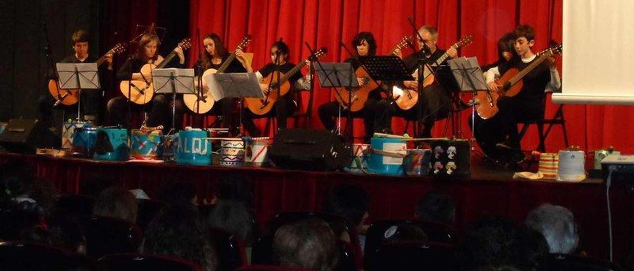 El grupo de guitarras, ayer, en el concierto del Teatro Prendes.