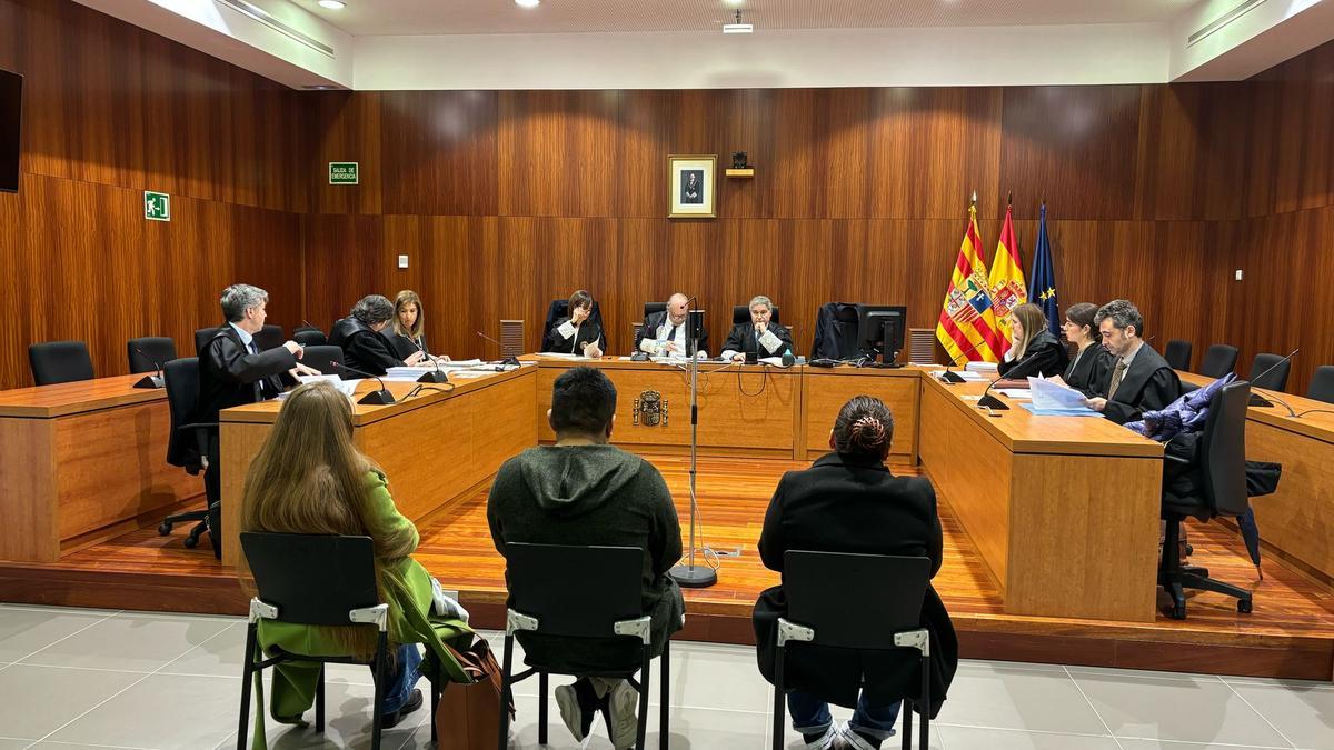 David Israel S. P., este martes, en el medio del banquillo de los acusados de la Audiencia Provincial de Zaragoza.