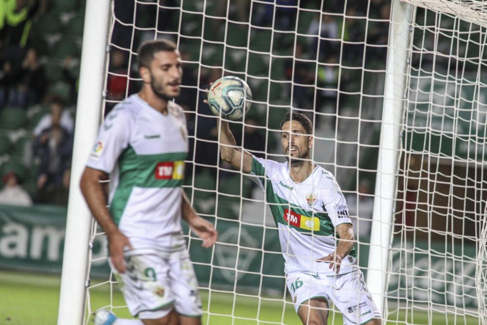 El Elche rompe el maleficio, vuelve a ganar en el Martínez Valero y recupera el olfato realizador en un partido más efectivo que brillante