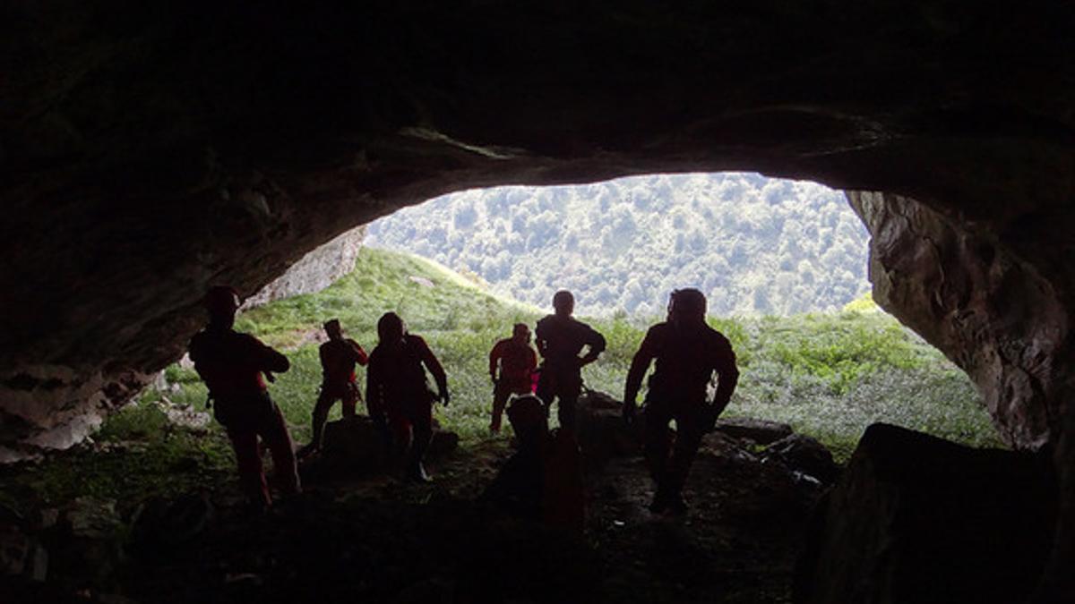 Espeleólogos en la cueva de Rubicera (FLICKR).