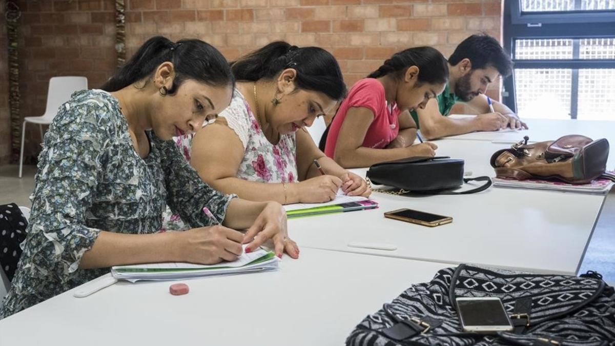 Alumnas de castellano de la escuela de adultos comuntiaria La Troca.