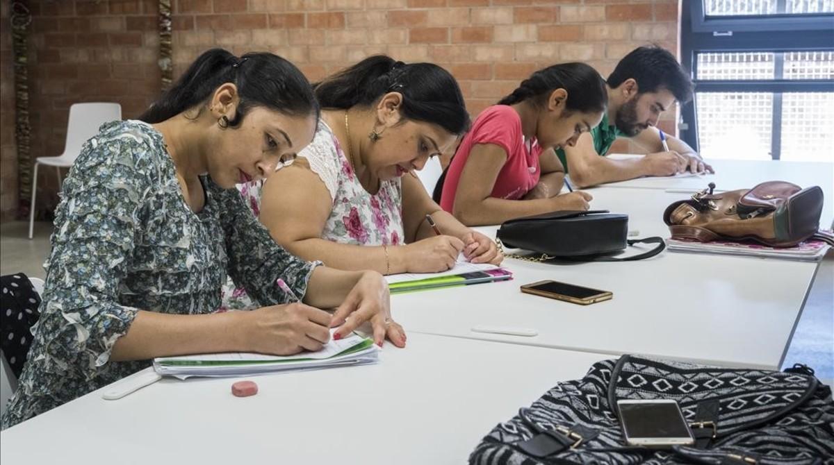 zentauroepp43824563 barcelona  18 06 18  alumnas de castellano en la escuela com180619093750