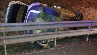 Vuelca con su coche tras salirse de la carretera en Ibiza