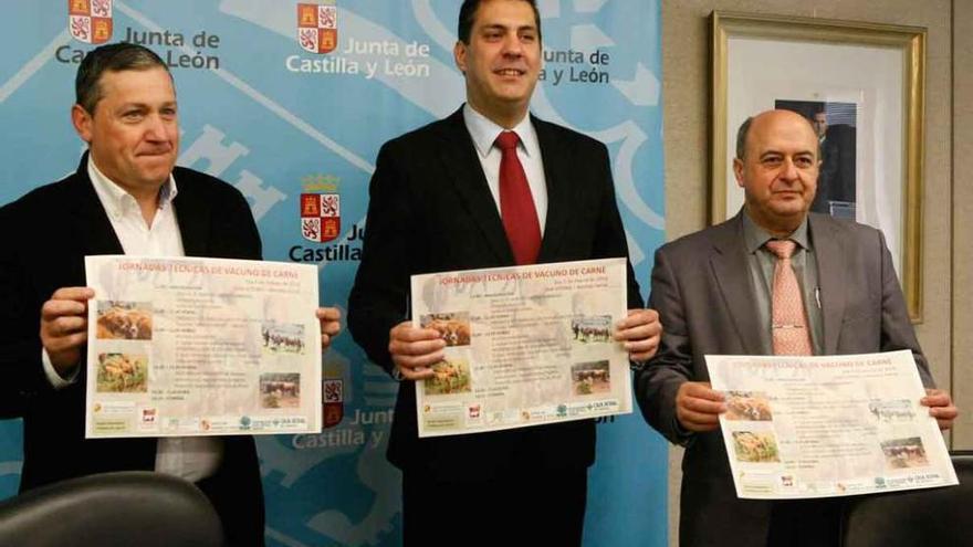 Por la izquierda Javier Faúndez, Alberto Castro y Feliciano Ferrero muestran el cartel de la jornada.