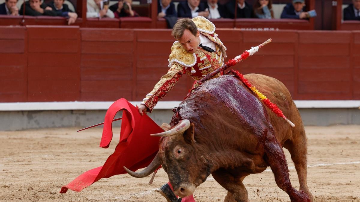 Román se empeña con el primero de su lote, sin éxito.