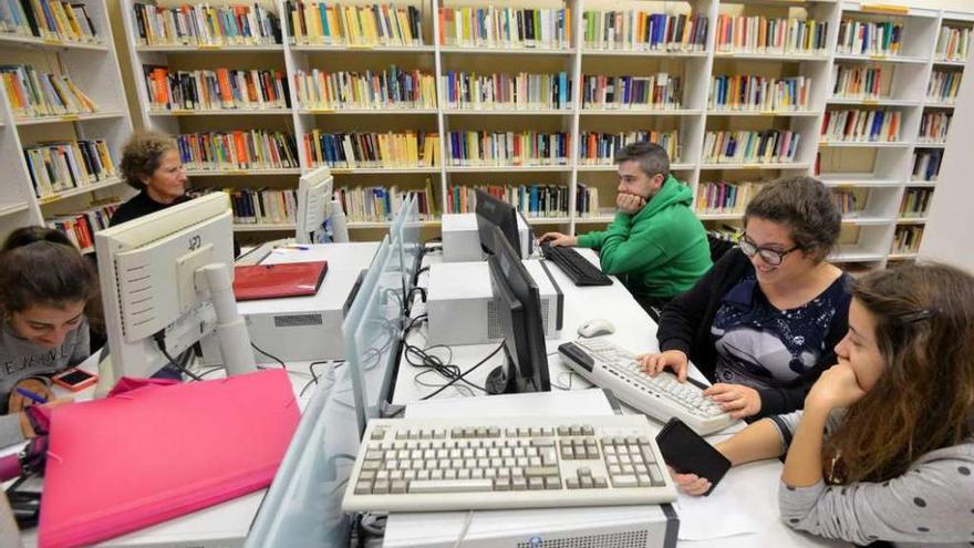 Usuarios de los ordenadores con conexión a internet de la biblioteca pública. // Gustavo Santos