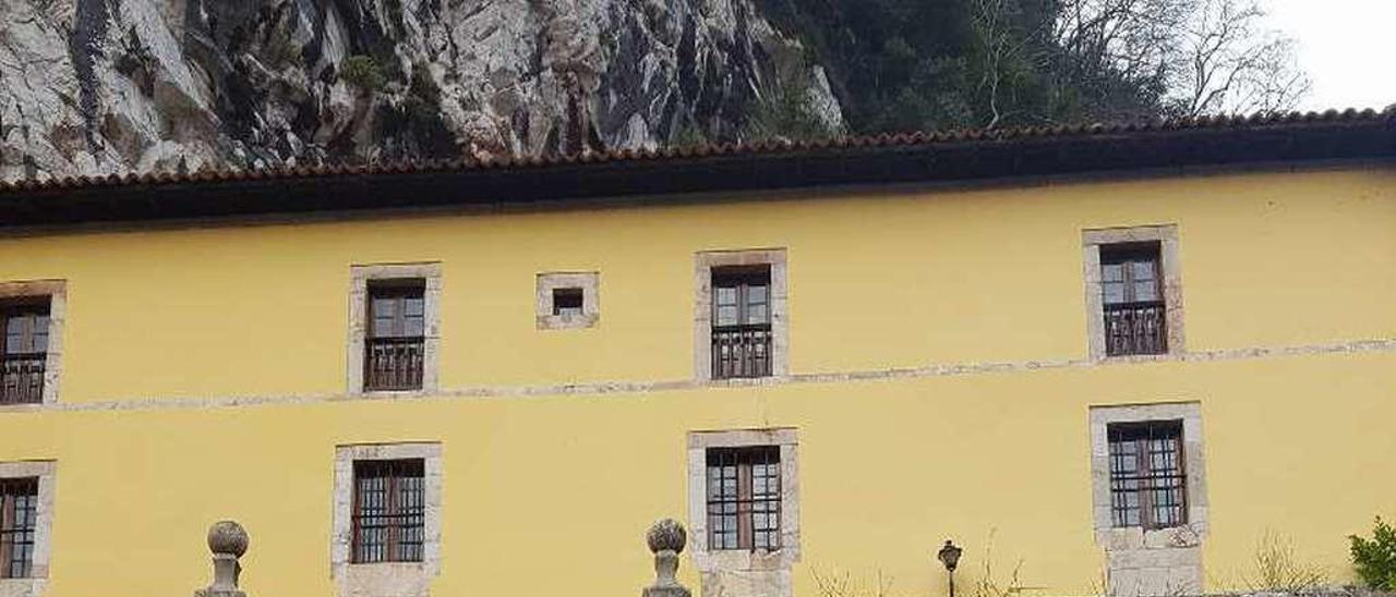 Un operario adecenta las placas del santuario de Covadonga.