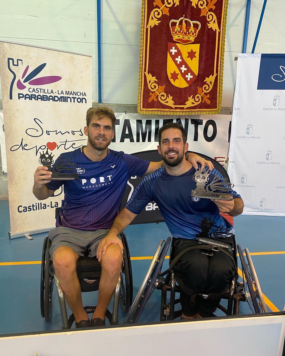 Rubén nova, junto a su compañero con sus medallas de plata