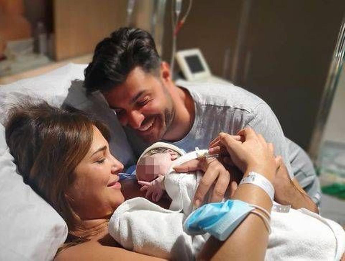 Paula Echevarría junto a Miguel Torres y Miguel Jr en su primera foto