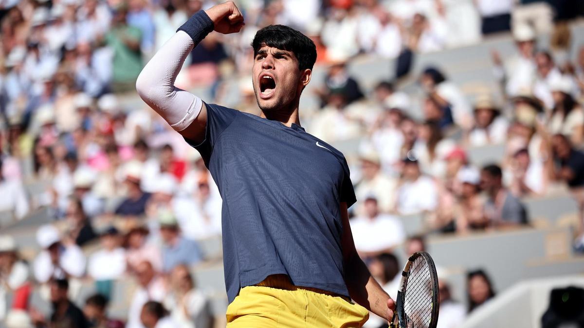Por tierra, cemento y hierba, Carlos Alcaraz: el más joven en ganar en tres superficies tras conquistar Roland Garros | El Periódico de España