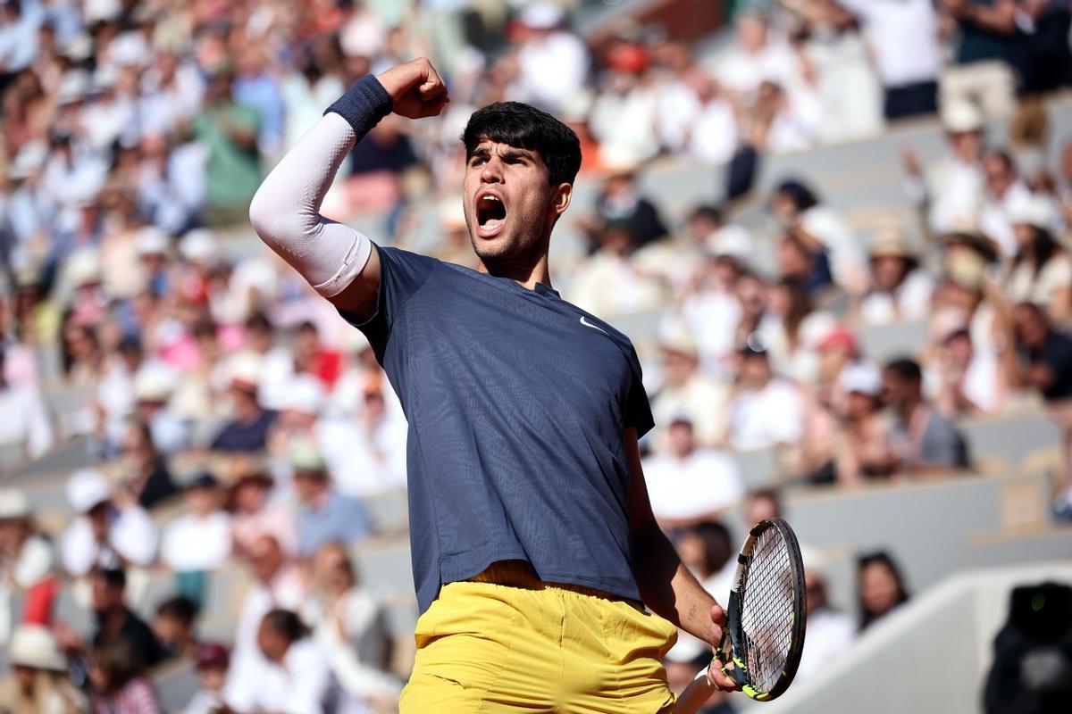 Paris (France), 09/06/2024.- Carlos Alcaraz of Spain reacts after winning a break during his Men'Äôs Singles final match against Alexander Zverev of Germany during the French Open Grand Slam tennis tournament at Roland Garros in Paris, France, 09 June 2024. (Tenis, Abierto, Francia, Alemania, España) EFE/EPA/CHRISTOPHE PETIT TESSON