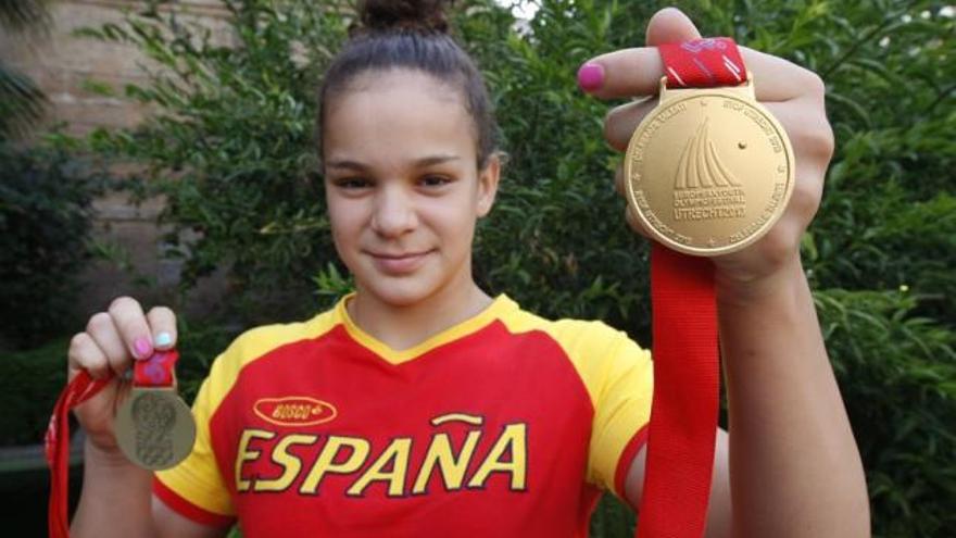 La mariposista Carmen Balbuena posa con las medallas de oro y bronce obtenidas en el FOJE, disputado hace dos semanas en Holanda.