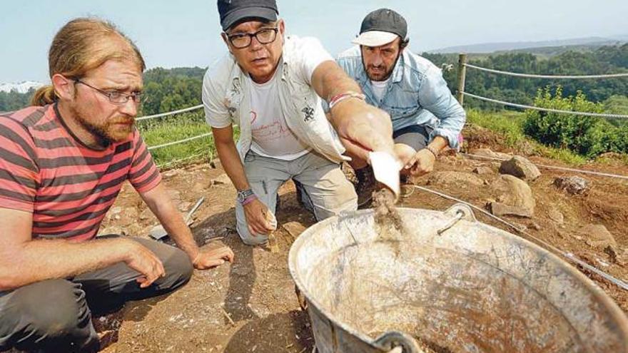 En el centro, el periodista Juan Ramón Lucas, durante la grabación en el castillo de Gauzón.