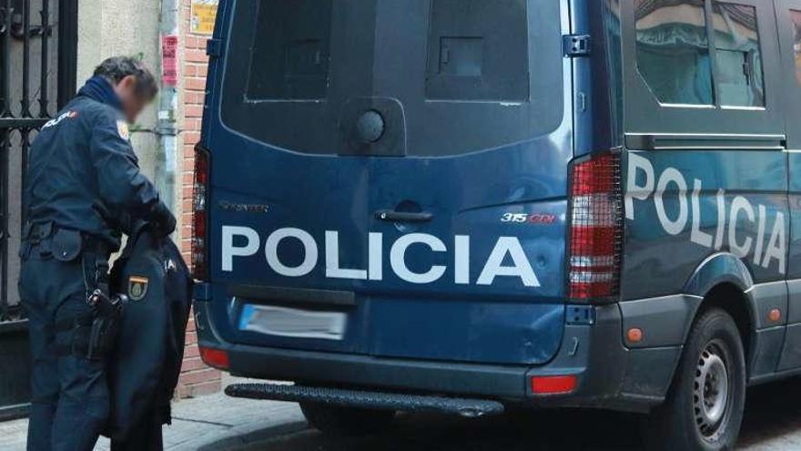 Furgón policial en Florián de Ocampo.