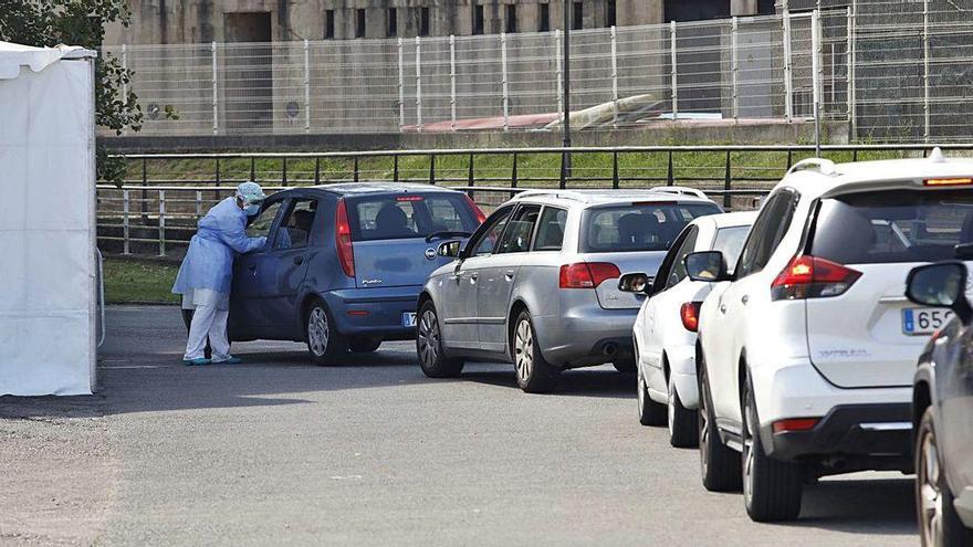 Colas de coches, ayer, en el autocovid de Las Mestas.