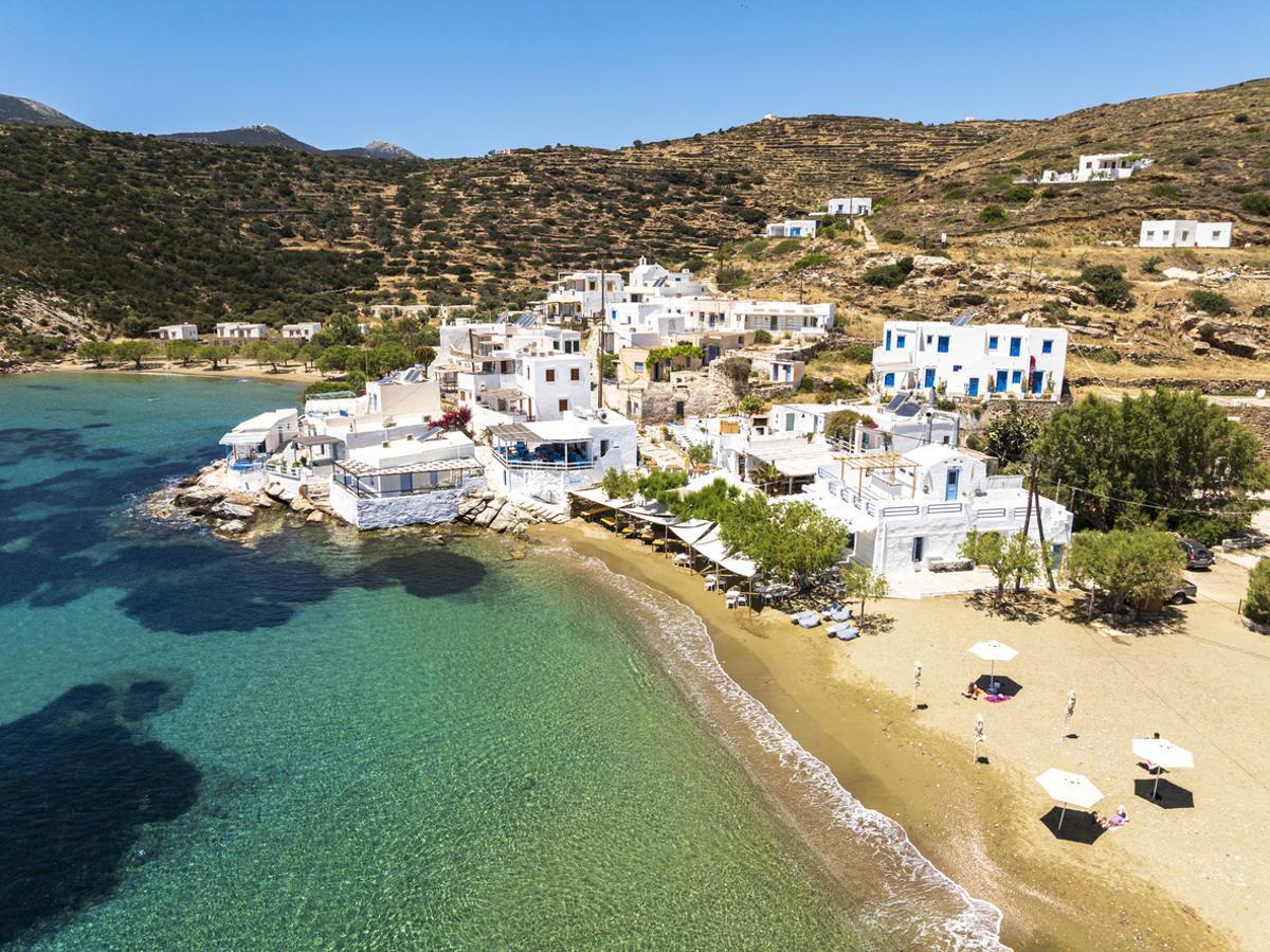 Sifnos destaca en el archipiélago de las Cícladas por su inigualable tradición gastronómica y alfarera. Es la cuna del célebre chef Nikolaos Tselementes y famosa por sus talleres de cerámica y sus recetas de garbanzos al horno. La isla conserva además un fuerte patrimonio arquitectónico con más de 200 iglesias y monasterios.