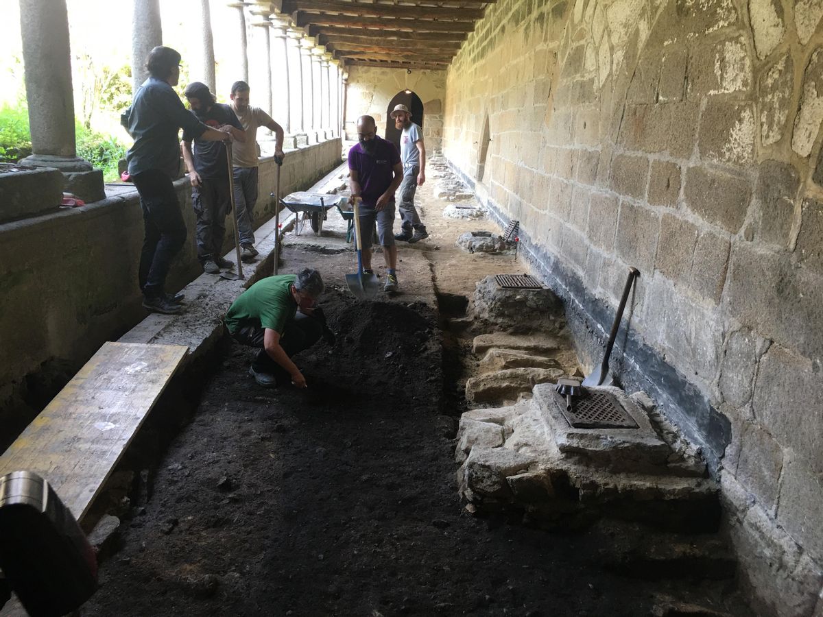 En el claustro han aparecido ya las primeras tumbas.