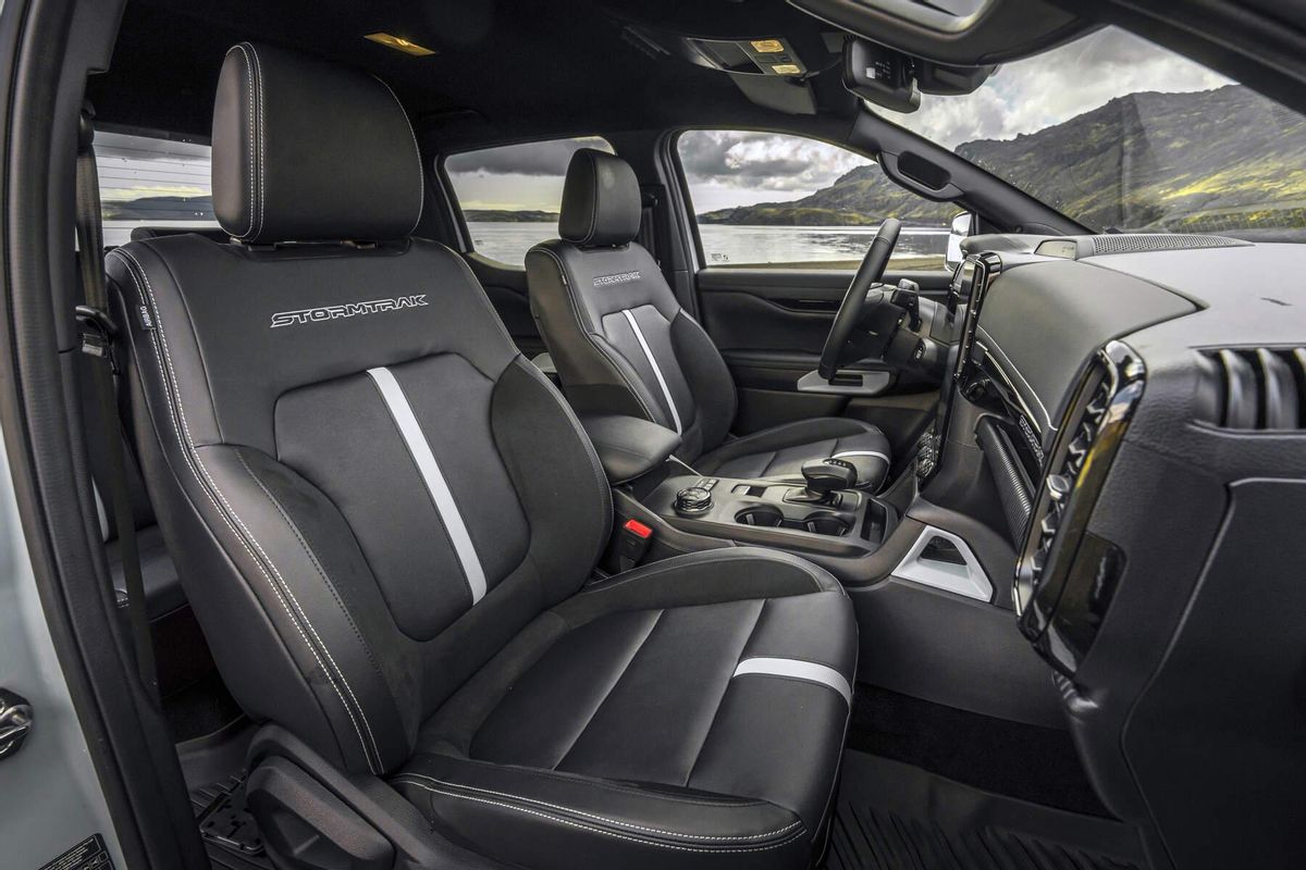 Su innegable carácter off-road no impide que los ocupantes disfruten de un interior cómodo y equipado.