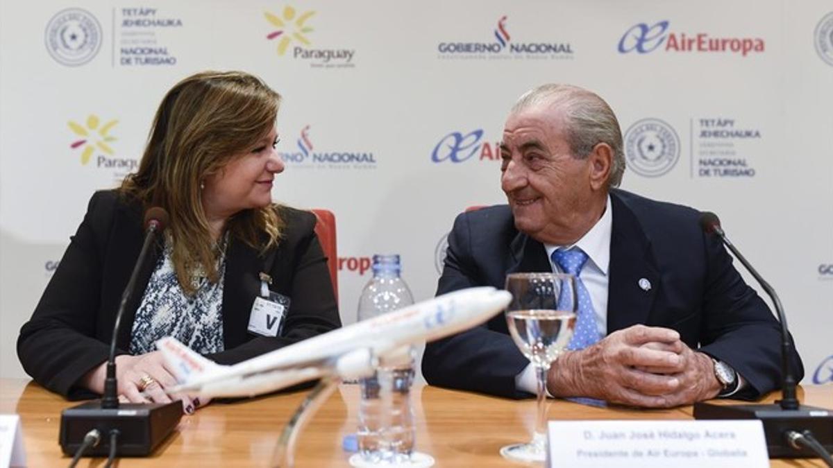 El presidente de Globalia, Juan José Hidalgo, y la ministra de Turismo de Paraguay, Marcela Bacigalupo, durante la presentación de la ruta de Air Europa al país suramericano.