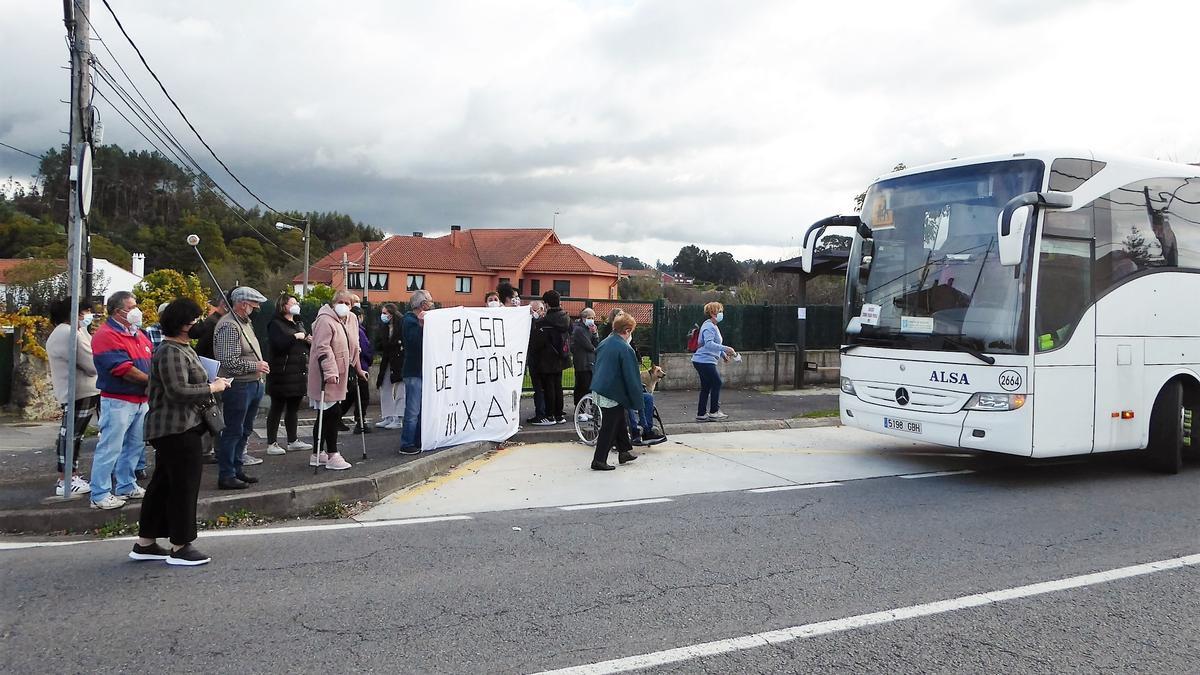 Parte de los vecinos de Dorneda en la concentración, esta mañana en la parada de bus