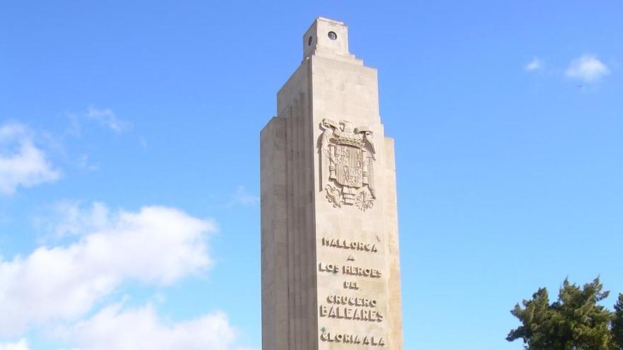 Wuchtig und hoch: das Denkmal auf der Plaça Feixina.