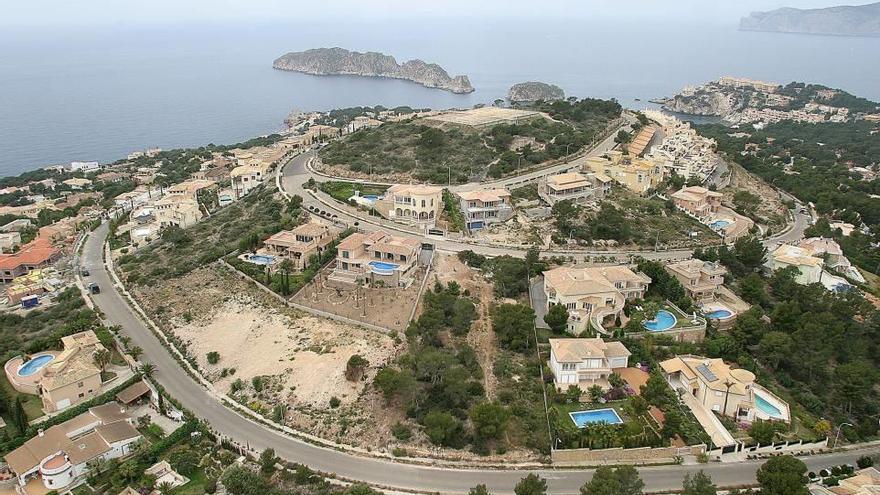 Imagen de la zona rústica del municipio de Calvià con infinidad de casas con piscina cerca del núcleo de Magaluf.