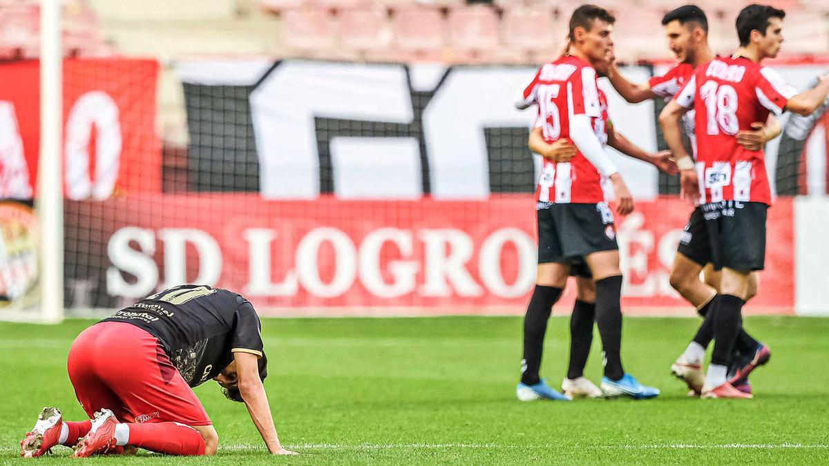 Carlos Ramo, capitán del Zamora CF, de rodillas mientras el SD Logroñés celebra el 2-0.