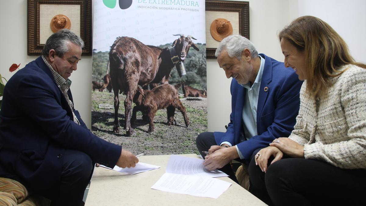 Luis Fernández, presidente de IGP Cabrito de Extremadura, Carlos Carlos, presidente y Elisabeth Martín, diputada.