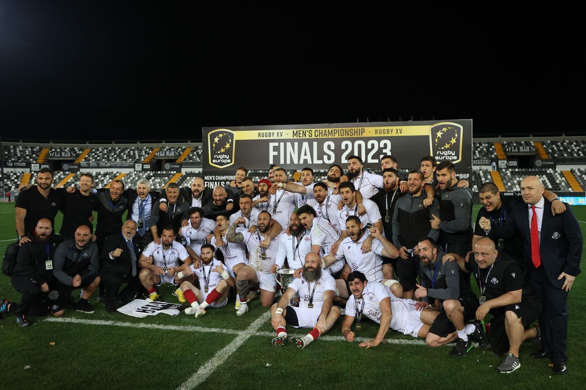 Los jugadores de Georgia celebran el triunfo tras vencer a Portugal en la final del Campeonato de Europa de Rugby en 2023.