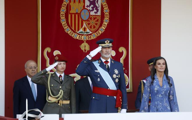 La princesa Leonor, el rey Felipe VI y la reina Letizia en la tribuna real en el Día de la Hispanidad de 2023