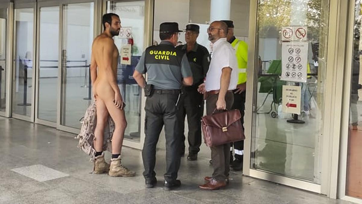 Un naturista pretende entrar en los juzgados de València totalmente desnudo