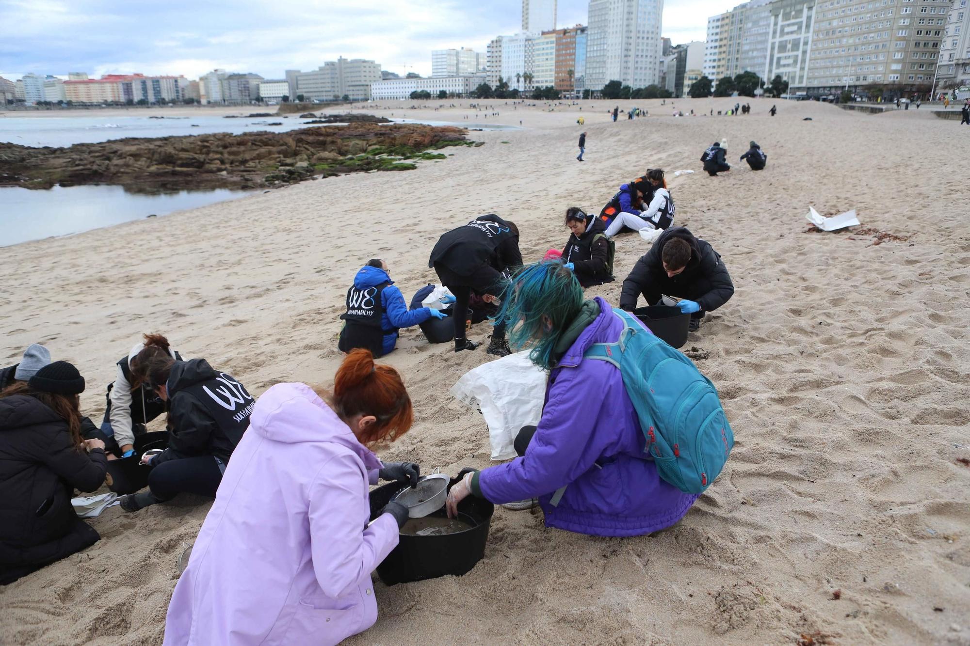 Decenas de voluntarios recogen residuos en la playa del Orzán con WE Sustainability