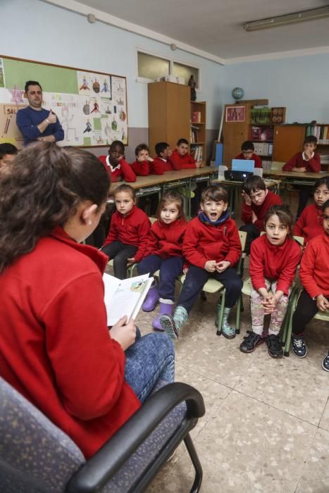 Actividad con niños con síndrome de Down en el colegio Sagrada Familia de Oviedo