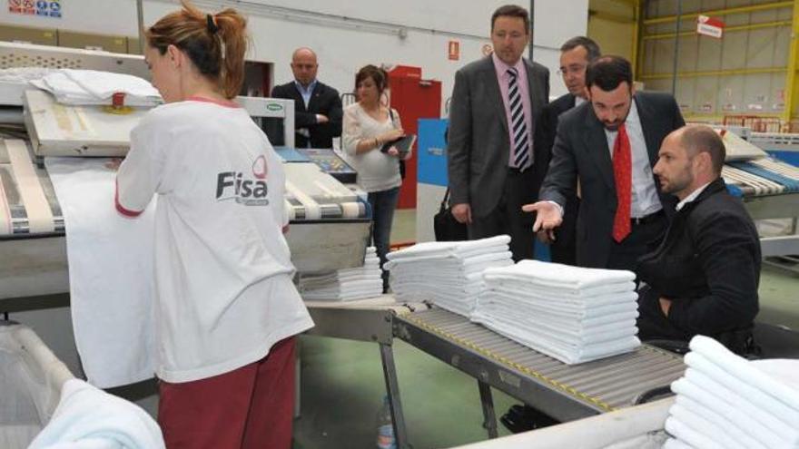 Rigor. Raúl López, Ricardo Laza y Cristóbal Martínez, en las instalaciones de la empresa Flisa.