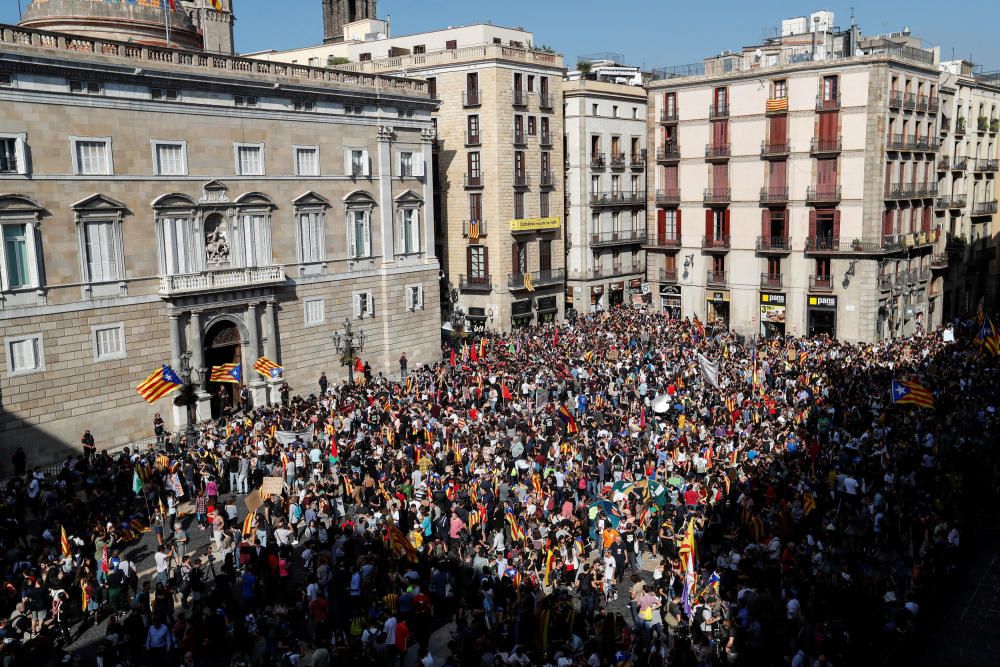 Miles estudiantes se manifiestan en Barcelona a favor de la independencia