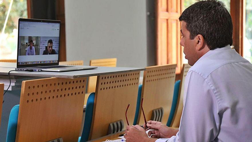 El presidente de la Diputación de Alicante sigue la conferencia online desde una sala del Palacio Provincial.