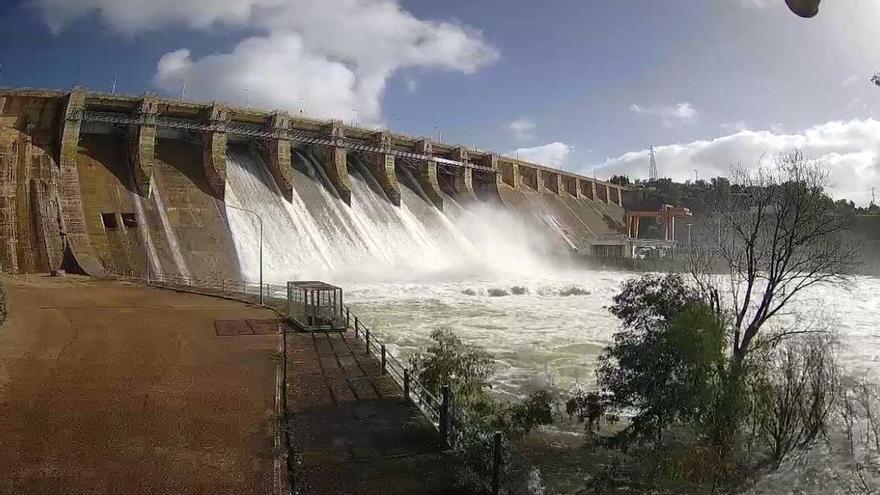 Alcántara y La Serena siguen desembalsando y la presa del Zújar abre una nueva compuerta