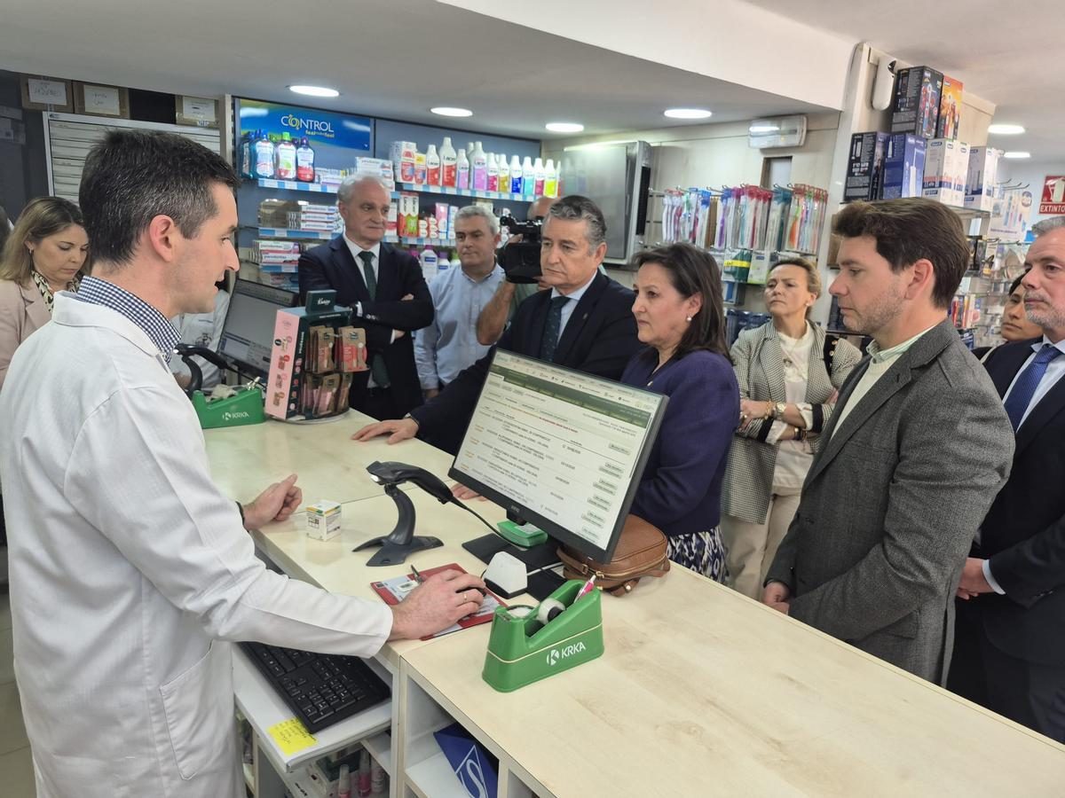 Antonio Sanz con el alcalde, dirigentes de los colegios de médicos y farmacéuticos y de la Delegación de Sanidad, en Cabra.