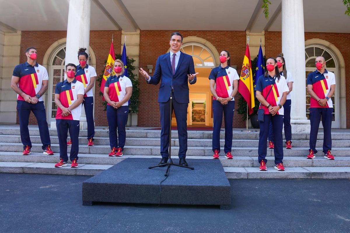 Una parte de la delegación de deportistas, con Pedro Sánchez