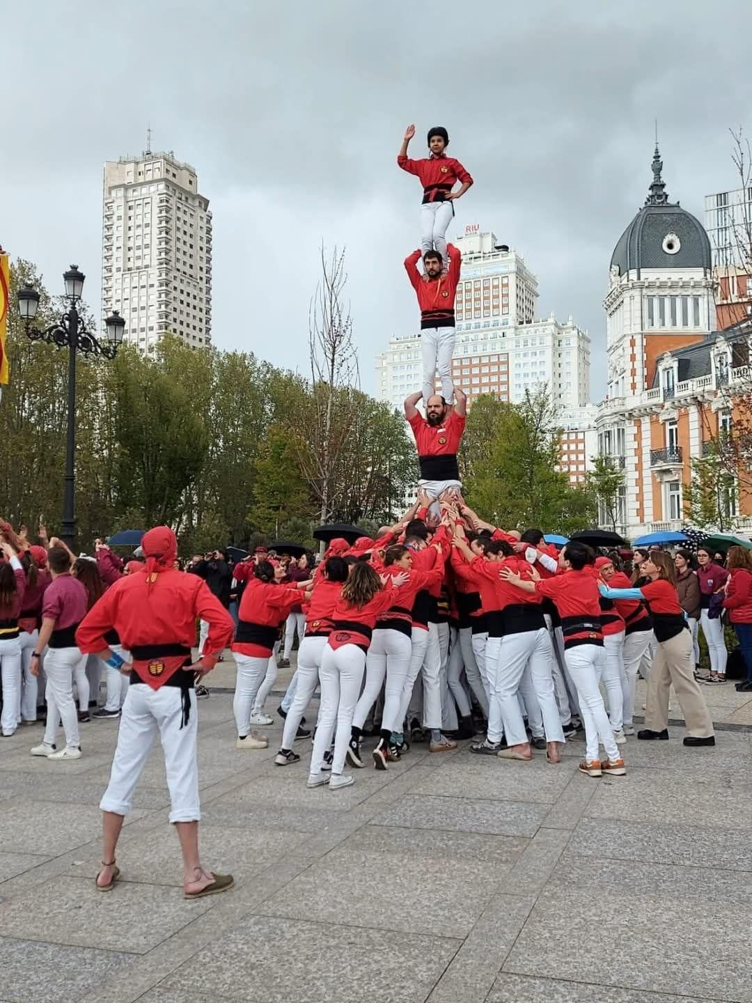 Els castellers de Madrid, en una actuació