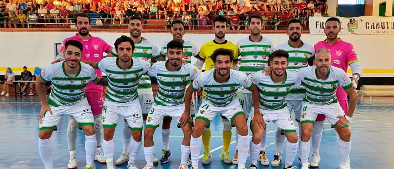 Plantel del Córdoba Futsal que jugó en la cancha del Peñarroya.