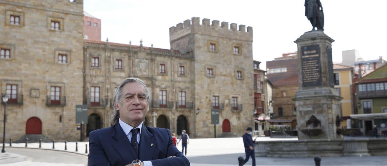 PALACIO REVILLAGIGEDO. Alberto López-Asenjo escoge fotografiarse delante del Palacio Revillagigedo para exigir su recuperación como centro cultural y la protección del patrimonio de la Fundación Cajastur, responsable del edificio.