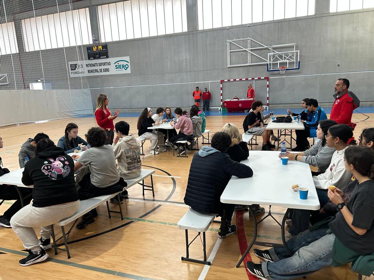 EN IMÁGENES: Simulacro de instalación de un albergue de emergencias con jóvenes de Pola de Siero