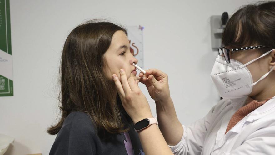 Una niña recibe la vacuna intranasal, ayer en el Hospital do Salnés.