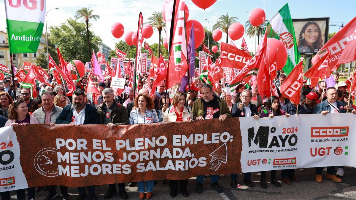 Óskar Martín y Nuria López, junto a otros dirigentes sindicales y de partidos, en la cabecera de la manifestación del 1º de Mayo en Córdoba.