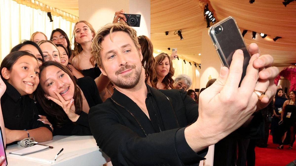 Ryan Gosling posa para una fotografía con los espectadores en la alfombra roja durante las llegadas de los Oscar a la 96ª edición de los Premios de la Academia en Hollywood.