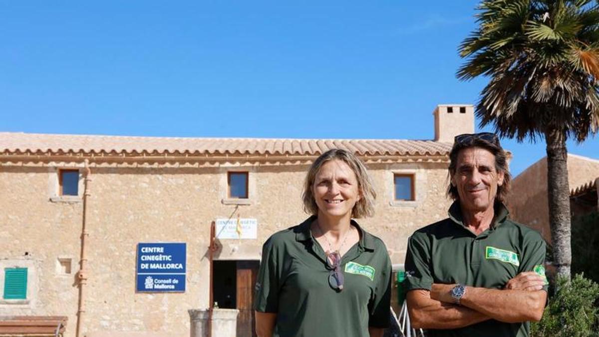 Die Mitarbeiter der Umweltbehörde des Inselrats, Jero Corro und Mateu Abellanet, vor dem neuen Jagdzentrum