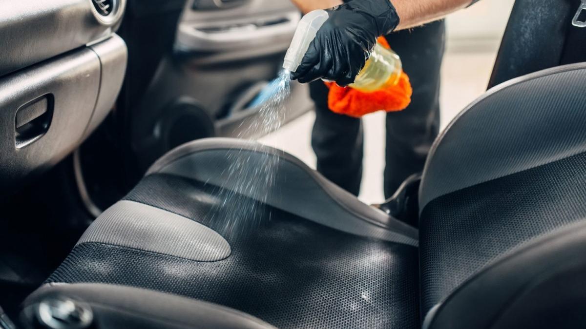 Cómo limpiar y desinfectar bien el interior del coche con estos sencillos  trucos